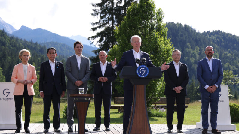 조 바이든(왼쪽에서 5번째) 미국 대통령이 26일 (현지시간) 독일 엘마우성에서 열린 G7 정상회의의 '글로벌 인프라스트럭처' 행사에서 발언하고 있다. 뒷줄 왼쪽부터 우루줄라 폰데어라이엔 유럽연합(EU) 집행위원장, 기시다 후미오 일본 총리, 쥐스탱 트뤼도 캐나다 총리, 올라프 숄츠 독일 총리, 마리오 드라기 이탈리아 총리, 샤를 미셸 EU 정상회의 상임의장. 2022. 6. 26 
|EPA=연합뉴스