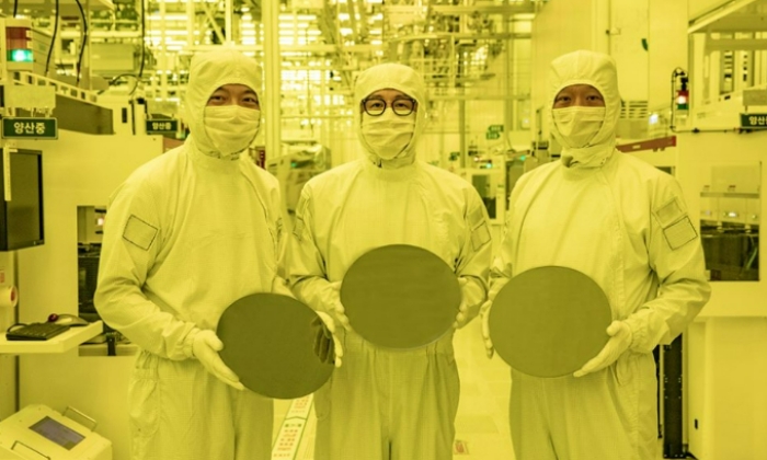 삼성전자 파운드리사업부 임원들이 화성캠퍼스 3나노 양산 라인에서 3나노 웨이퍼를 보여주고 있다. | 삼성전자 제공