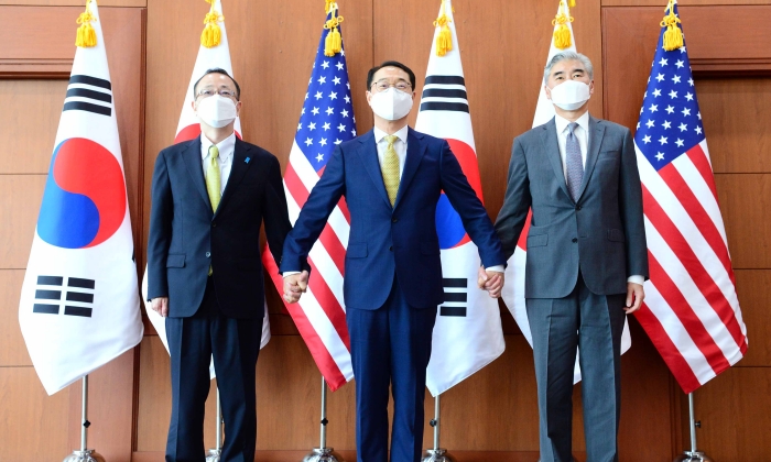 6월 3일, 김건 한반도평화교섭본부장이 성 김 미국 대북특별대표(우), 후나코시 다케히로 일본 외무성 아시아·대양주국장(좌)과 만나 북핵 대응 방안을 논의했다. | 외교부 제공