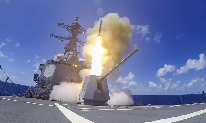 2020년 림팩 훈련 당시 미 해군 미사일유도 구축함 정훈함이 SM-2 미사일을 발사하고 있다. | 미 해군 제공 