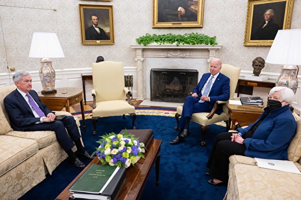 미국 바이든 정부는 최근 인플레이션을 억제할 3가지 대응책을 내놓았다. 사진은 조 바이든 미국 대통령(중간)이 5월 31일 백악관에서 재닛 옐런(오른쪽) 재무장관과 함께 제롬 파월 미 연준 의장(왼쪽)과 면담하고 있다. | SAUL LOEB/AFP via Getty Images