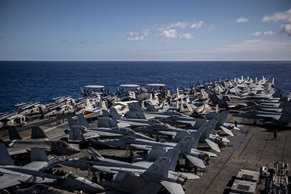 미군 항공모함 칼빈슨호(CVN70)가 7함대 구역에 배치된 가운데 갑판에 가득한 각종 함재기가 보인다. 2022.2.1 | 미 해군
