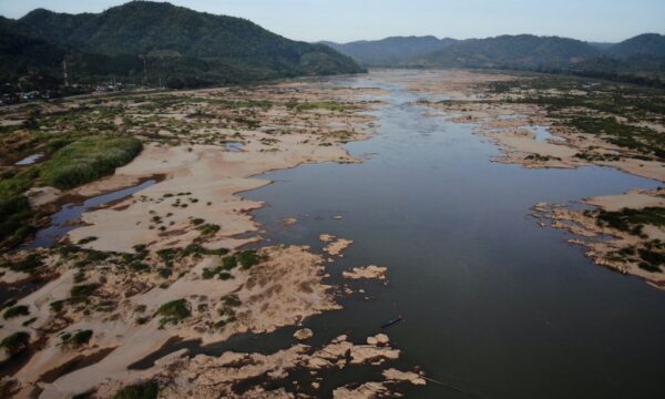 태국 북동부의 메콩강 유역 항공사진. 가뭄과 상류에 건설된 댐의 영향으로 기록적인 저수위를 나타냈다. 2019.10.31 | LILLIAN SUWANRUMPHA/AFP via Getty Images=연합뉴스