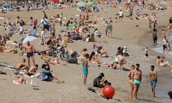 스페인 말라가 해변에서 지난달 30일(현지시간) 사람들이 일광욕을 즐기고 있다. | 로이터=연합
