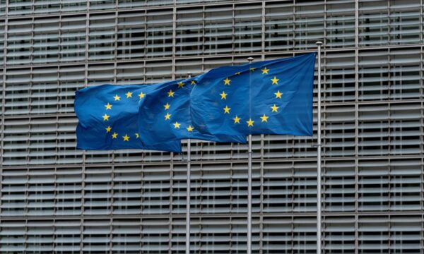 벨기에 브뤼셀에 있는 유럽엽합(EU) 집행위원회 본부 청사 앞에 게양된 EU 깃발이 바람에 펄럭이고 있다. 2019.10.16 촬영 | KENZO TRIBOUILLARD/AFP via Getty Images=연합뉴스