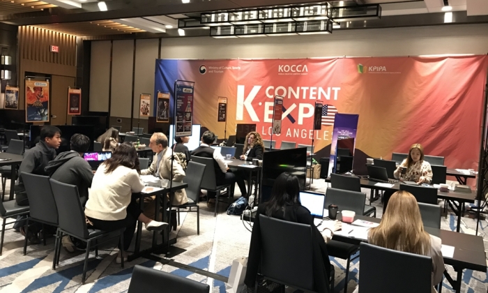 미국 인터콘티넨탈 LA 다운타운에 마련된 ‘2019 미국 K-콘텐츠 엑스포’ B2B 수출상담회장에서 참가자들이 비즈니스 상담을 진행하고 있다. | 한국콘텐츠진흥원 제공