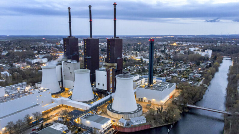독일 수도 베를린의 리히터펠데 가스화력발전소의 냉각탑에서 수증기가 뿜어져 나오고 있다. | AP Photo/Michael Sohn=연합뉴스