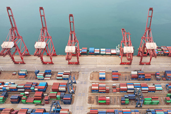 중국 동부 장쑤성 롄윈강 항구에 쌓여 있는 화물 컨테이너 | STR/AFP=연합뉴스