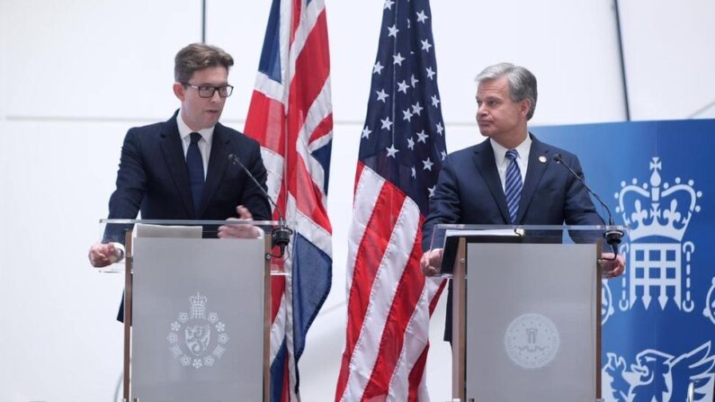 크리스토퍼 레이 미국 연방수사국(FBI) 국장(오른쪽)과 켄 맥컬럼 정보청 부안국(M15) 국장이 7월 6일 영국 런던 M15 본부에서 공동 기자회견을 하고 있다. | AFP/연합뉴스.