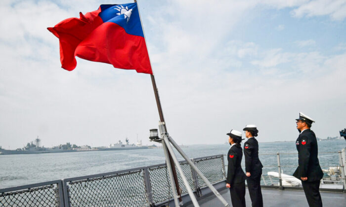 대만 해군 선원들이 가오슝 쯔잉 해군기지에서 연례 훈련 후 대만 기를 향해 경례하고 있다. 2018.1.31 | MANDY CHENG/AFP via Getty Images=연합뉴스