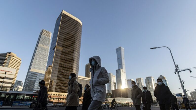 중국 베이징 시민들이 도심 빌딩 지역 거리를 지나고 있다. 2021.11.23 | Qilai Shen/Bloomberg via Getty Images