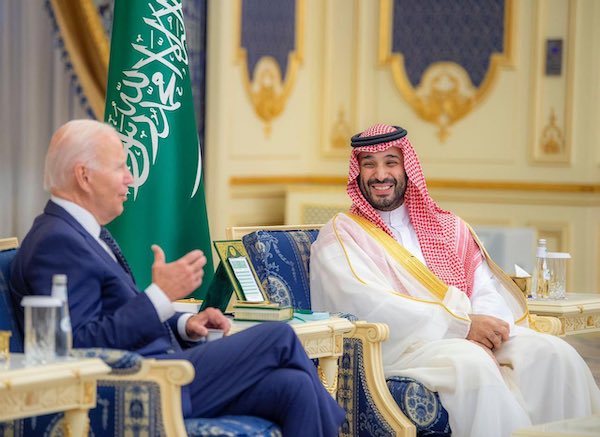 15일(현지시간) 사우디 아라비아를 방문한 조 바이든 미국 대통령이 홍해 연안 제다의 알 살람 궁에서 무함마드 빈살만 사우디 왕세자와 회담하고 있다. | UPI=연합뉴스