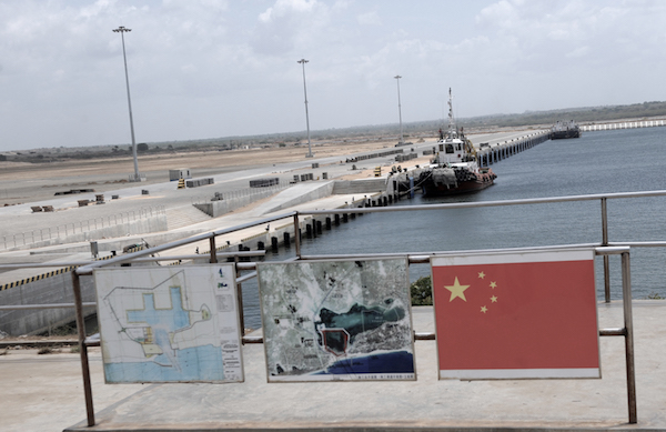 스리랑카 남부 함반토타 지역에 중국 차관으로 건설된 새 항만시설에 바지선이 정박하고 있다. 2011.8.2 | LAKRUWAN WANNIARACHCHI/AFP via Getty Images=연합뉴스