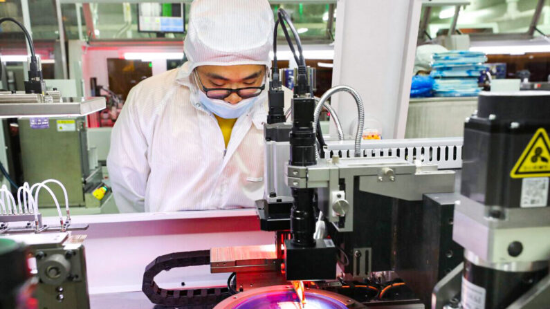 중국 장쑤성 남부 난퉁시의 제제 반도체 공장에서 근로자가 칩 제조공정을 지켜보고 있다. 2021.3.17 | STR/AFP via Getty Images=연합뉴스