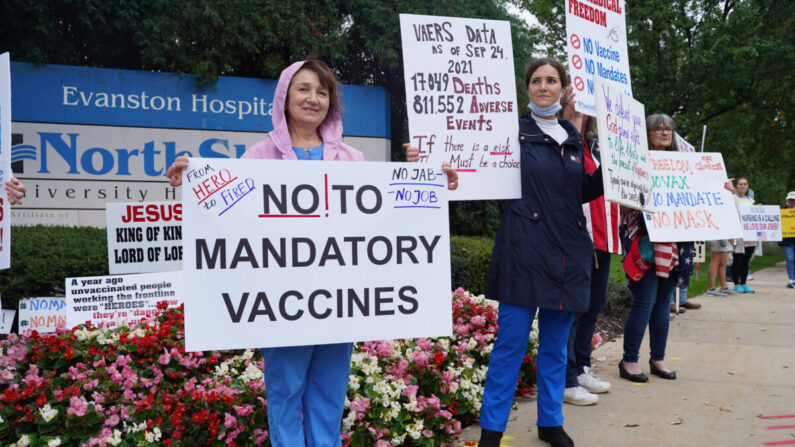 의료 종사자들이 일리노이주의 노스쇼어대학병원 산하 지역병원 앞에서 코로나19 백신 접종 강요에 반대하는 시위를 벌이고 있다. 2021.10.21 | Cara Ding/The Epoch Times