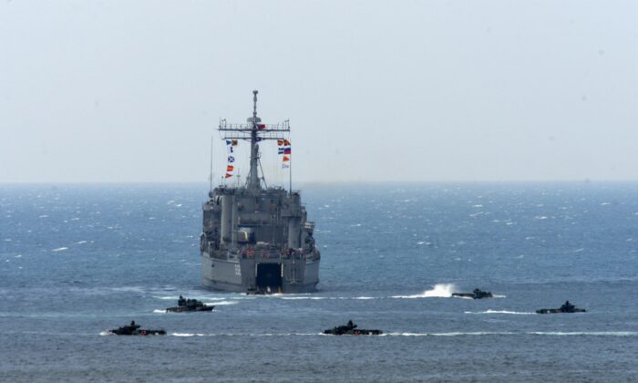 중국 공산당의 침공을 막기 위한 대만의 연례 방어훈련인 '한광' 훈련에서 상륙함 주변에 수륙양용 돌격차량이 보인다. 2017.5.25 | Sam Yeah/AFP via Getty Images=연합뉴스