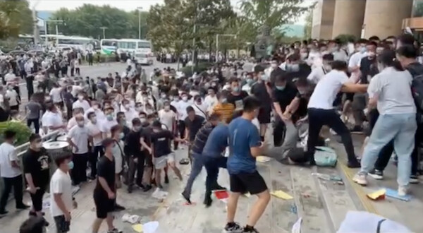 중국 허난성 정저우 인민은행 앞에서 예금인출중단에 항의하는 시위가 발생한 가운데, 흰색 상의에 검은 바지 차림의 남성들이 시위대에 달려들어 강제 해산을 시도하고 있다. | 화면 캡처