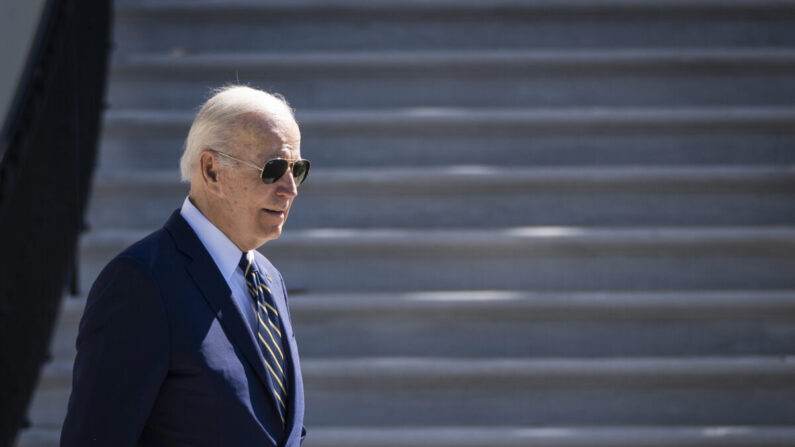 조 바이든 미국 대통령이 마린 원 헬기를 탑승하기 위해 백악관 남쪽 잔디밭을 걸어가고 있다. 2022.5.11 | Drew Angerer/Getty Images