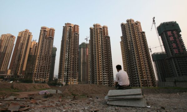 미국 신용평가회사인 S&P 글로벌레이팅스는 최근 중국의 주택 판매가 올해 30% 감소할 것이라는 평가를 발표했다. | China Photos/Getty Images
