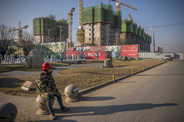 지난 1월 6일, 한 건설 근로자가 중국 헝다(恆大)그룹이 베이징에 짓다 만 아파트를 바라보고 있는 모습. | Andrea Verdelli/Bloomberg via Getty Images