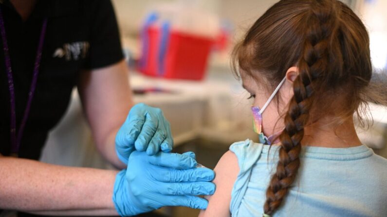 미국 로스엔젤레스의 한 클리닉에서 어린 소녀가 어린용 코로나19 백신을 접종하고 있다. 2022.1.19 | ROBYN BECK/AFP via Getty Images=연합뉴스