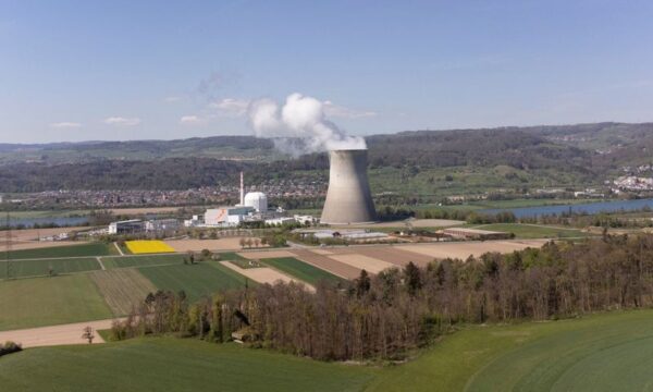 지난 4월 스위스 라이프슈타트 근교에 있는 원자력발전소를 촬영했다. 2022.4 | 로이터=연합뉴스