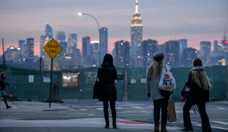 뉴욕 맨해튼의 빌딩 사이로 해가 지고있다. 2021.12.21 | AFP= 연합뉴스 