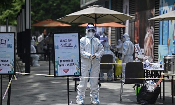 중국 베이징의 한 쇼핑몰 외곽에 PCR 임사검사소가 설치돼 있다. 2022.5.5 | Jade GAO/AFP=연합뉴스
