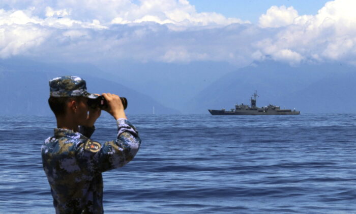 2022년 8월 5일 중국 인민해방군이 대만의 호위함 란양을 쌍안경을 통해 보고 있다. | Lin Jian/Xinhua via AP=연합뉴스