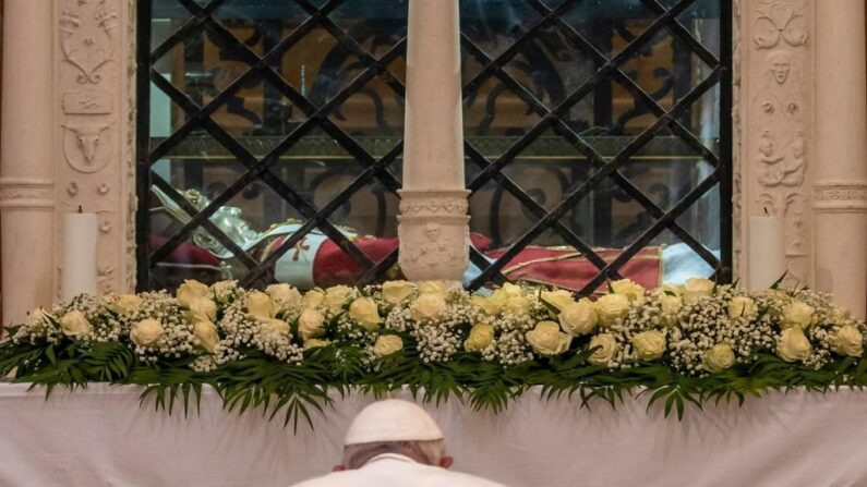 첼레스티노 5세 교황 무덤 앞에서 기도하는 프란치스코 교황. | 연합뉴스.