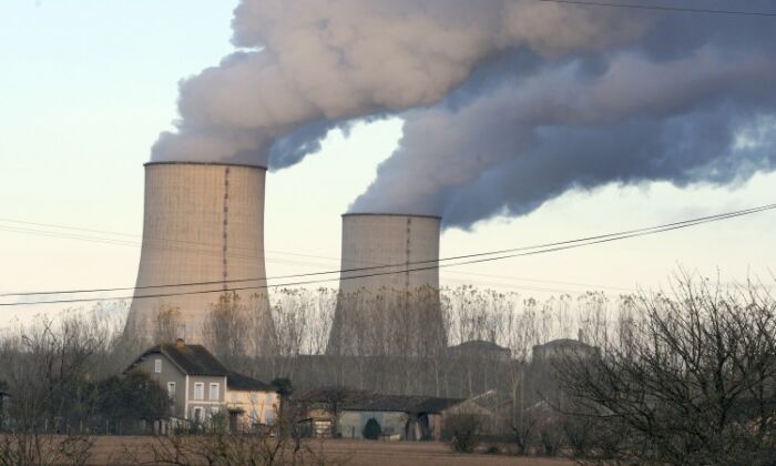 2012년 11월 27일 프랑스 남서부의 골페치 원자력 발전소에서 2개의 원자로 냉각탑이 가동되고 있다. | Eric Cabanis/AFP via Getty Images