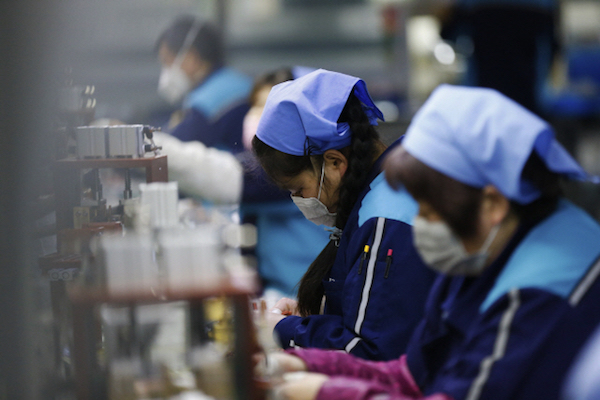 중국의 춘제 연휴가 끝난 지난 10일(현지시간) 장쑤성 쓰훙현의 한 전자부품 공장에서 직원들이 생산작업을 재개하고 있다. | EPA/연합뉴스