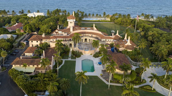 미국 도널드 트럼프 전 대통령 소유의 플로리다 팜비치 마러라고 리조트를 상공에서 내려다 본 모습. 2022.8.10 | AP=연합뉴스
