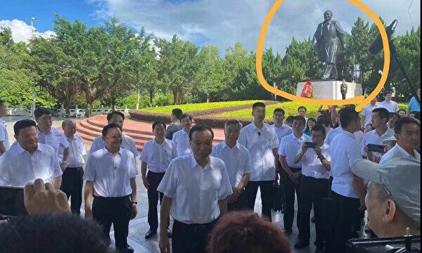 17일 리커창 총리의 선전시 롄화산 공원 방문을 촬영한 사진. 뒤편 오른쪽  덩샤오핑의 동상이 보인다.(노른 동그라미. 리커창 총리(가운데)를 비롯해 아무도 마스크를 착용하지 않았다. | 웨이보