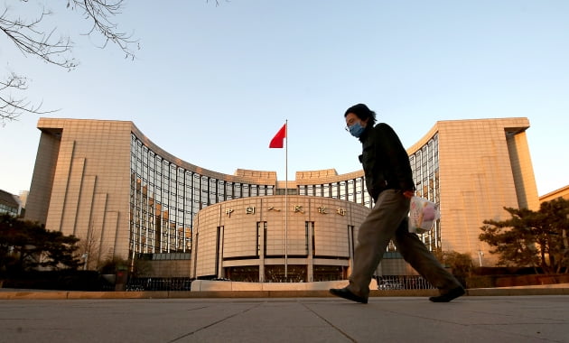중국 인민은행 앞을 지나가고 있는 행인 | 연합뉴스