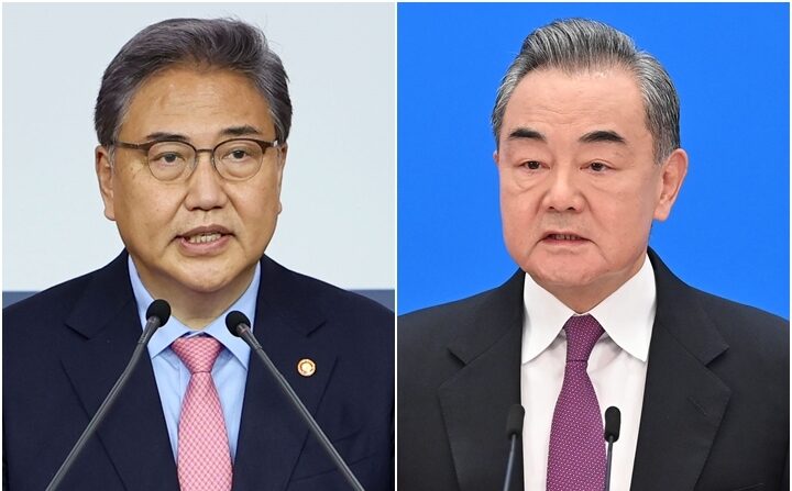 (왼쪽부터) 박진 외교부 장관, 왕이 중국 외교부장 | 연합뉴스