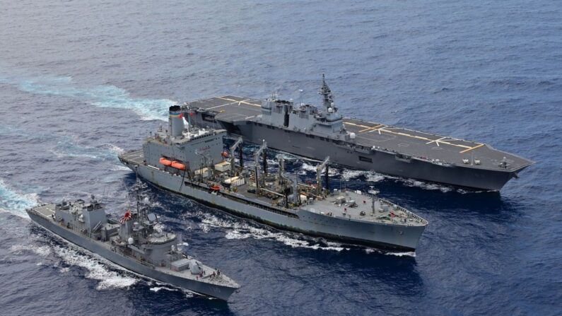일본 해상자위대 호위함 이즈모(오른쪽)와 다카나미가 미국 해군 보급함(가운데)과 함께 연합 훈련을 하고 있다. 2022.8.7 | 연합뉴스