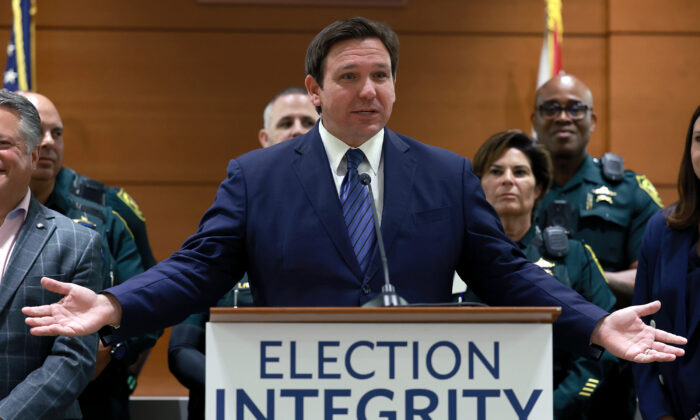 론 드산티스 플로리다 주지사가 2022년 8월 18일 플로리다주 포트 로더데일의 브로워드 카운티 법원에서 기자회견을 갖고 연설하고 있다. | Joe Raedle/Getty Images