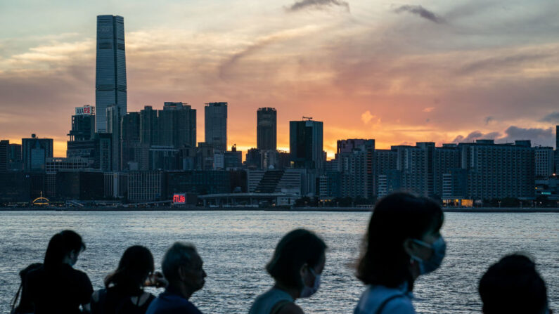 홍콩 시민들이 해질녘 도심을 바라보고 있다. 2020년 7월 16일 | Anthony Kwan/Getty Images 
