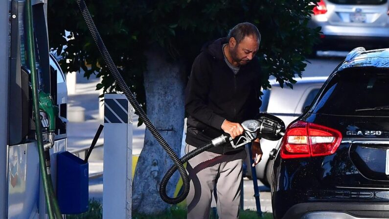 미국 캘리포니아 몬테벨로의 한 주유소에서 한 남성이 자신의 차량에 휘발유를 주입하고 있다. 러시아에 대한 제재에 따른 석유 공급 차질 우려로 지난 2월 22일 브렌트유는 배럴당 99.50달러로 7년 만에 최고치를 기록했다.2022년 2월 23일  | AFP=연합 