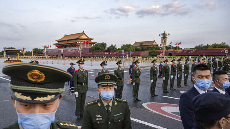 2021년 10월 1일 베이징 톈안먼 광장에서 오성홍기 게양식이 진행 중인 가운데 경찰과 보안요원들이 군중을 통제하고 있다. | Kevin Frayer/Getty Images