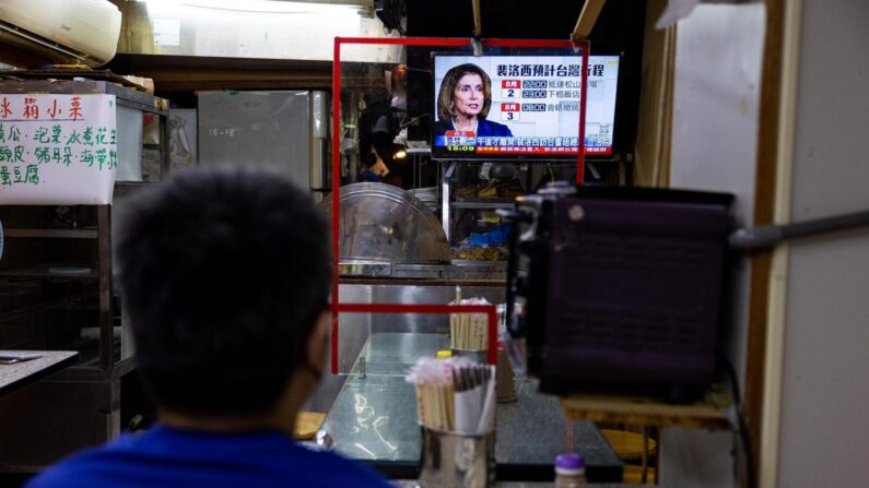대만 타이페이의 한 식당에서 낸시 펠로시 미국 하원의장에 대한 뉴스를 시청하고 있는 모습. (기사 내용과 무관한 사진) 2022.08.02 |  Annabelle Chih/Getty Images