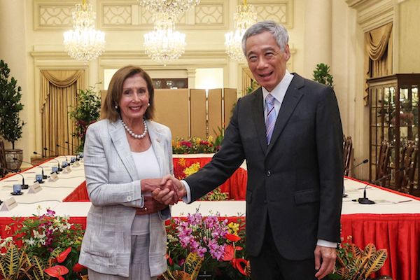 낸시 펠로시 미국 하원의장(좌)이 1일 싱가포르에 도착해 리센룽 총리를 만났다. | AFP=연합뉴스 