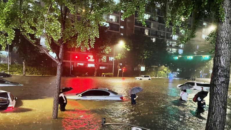 서울에 집중호우가 내린 8일 밤 서울 강남구 대치동 한 아파트 앞 도로가 물에 잠겨 있다. 2022.8.8 | 연합뉴스