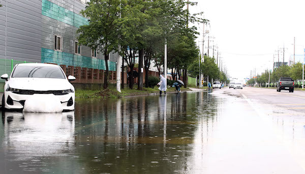 폭우로 침수된 군산시내에서 시 공무원이 복구작업을 벌이고 있다. 2022.8.11 | 연합뉴스