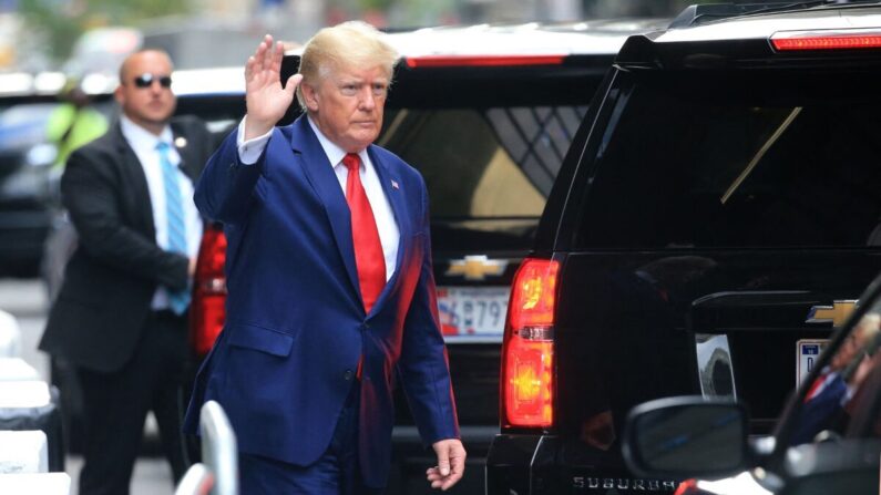 도널드 트럼프 전 대통령이 2022년 8월 10일 뉴욕 트럼프 타워를 빠져나와 차량으로 걸어가면서 손을 흔들고 있다. | Stringer/AFP via Getty Images=연합뉴스