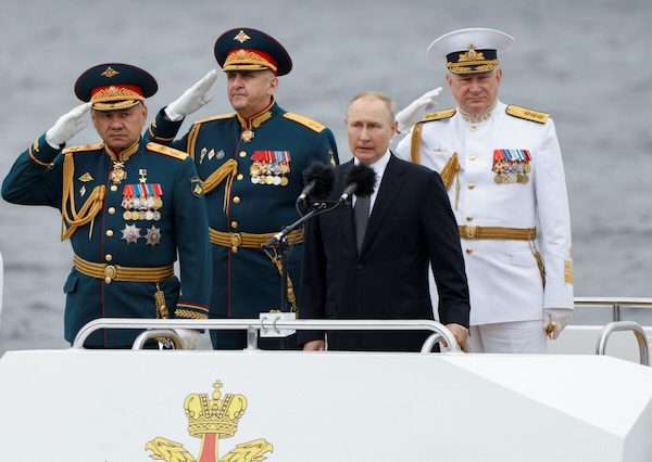 블라디미르 푸틴 러시아 대통령이 31일 해군의 날을 맞아 러시아 상트페테르부르크에서 열린 기념 퍼레이드에 참석해 해군 장성 3명과 나란히 서 있다. 2022.7.31 | Maxim Shemetov/Reuters=연합뉴스
