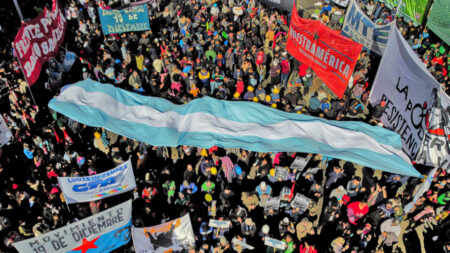 ‘포퓰리즘 몰락’ 아르헨, 복지 축소에 대규모 시위 “일하기 싫다”