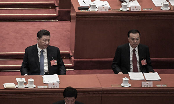 전국인민대표대회에 참석한 시진핑 중국 공산당 총서기(왼쪽)와 리커창 중국 국무원 총리. 2022.3.5 | LEO RAMIREZ/AFP via Getty Images=연합뉴스