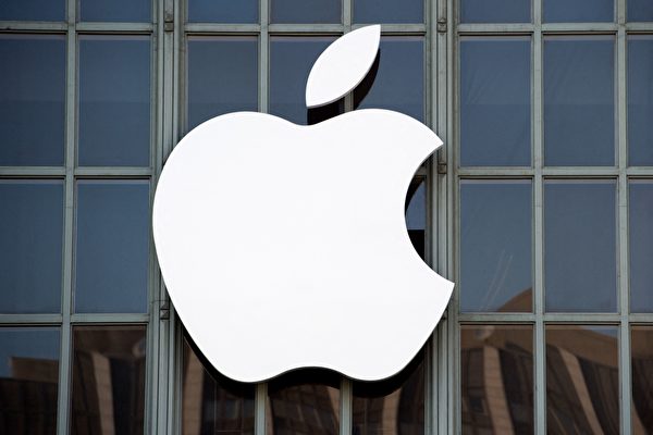 The Apple logo is seen on the outside of Bill Graham Civic Auditorium before the start of an event in San Francisco, California on September 7, 2016. - Apple on Wednesday is expected to introduce a new iPhone and perhaps a second-generation smartwatch as it polishes its lineup of devices to shine during the year-end shopping season. The rumor mill has been grinding away with talk of iPhone 7 models that will boast faster chips, more sophisticated cameras, and improved software while doing away with jacks for plugging in wired headphones. (Photo by Josh Edelson / AFP) (Photo by JOSH EDELSON/AFP via Getty Images)
